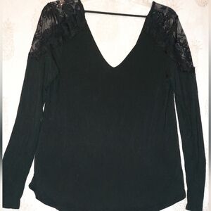 ✨2 For $10✨️American Eagle Outfitters Black Blouse. Size M.  Bundle to Save!!